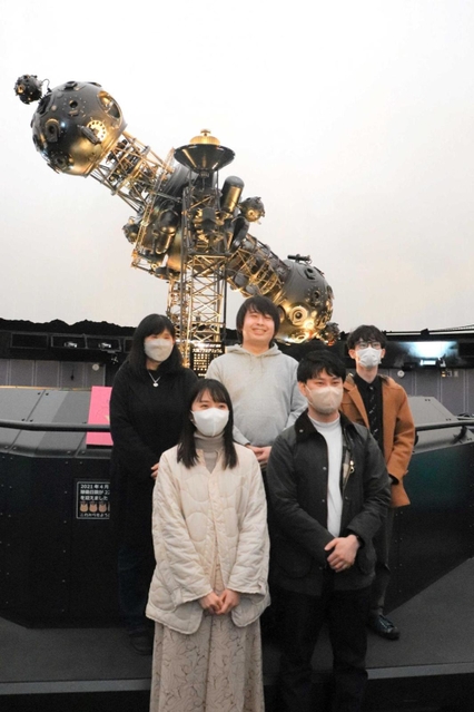 プラネタリウム投影機の前で記念撮影する佐伯雄太郎さん（後列真ん中）ら＝明石市人丸町