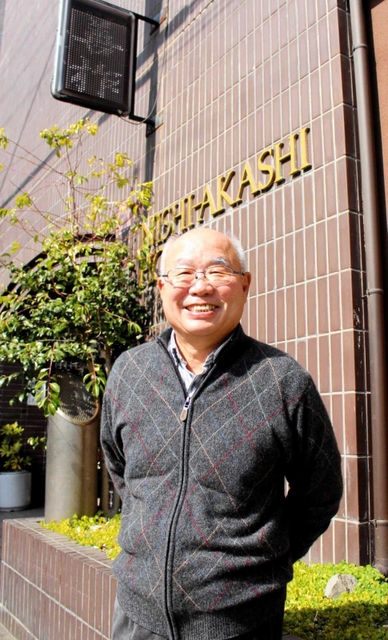 現在は娘が経営するホテル前で語る山田雅仁さん＝明石市和坂