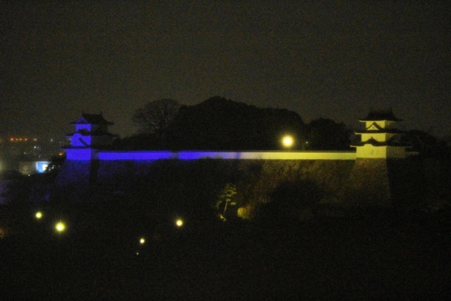 ウクライナの国旗色に照らされた明石城＝県立明石公園