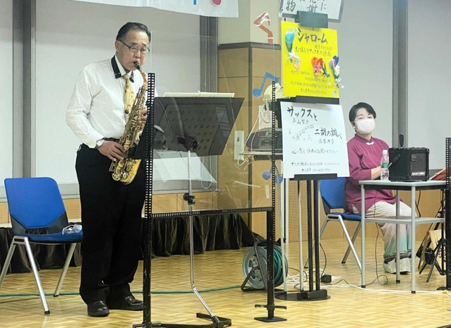４００回目のコンサートでサックス演奏を披露する平山賢次さん＝明石市二見町東二見