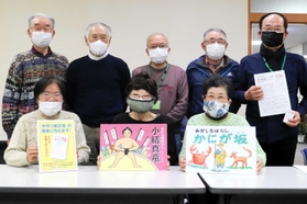 明石の昔話を題材に紙芝居を作ったあかねが丘学園の受講生たち＝明石市東仲ノ町