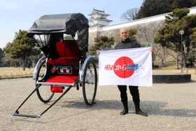 日本一周に挑戦する福浪弘和さんと人力車「福浪号」＝明石公園