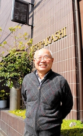 現在は娘が経営するホテル前で語る山田雅仁さん＝明石市和坂