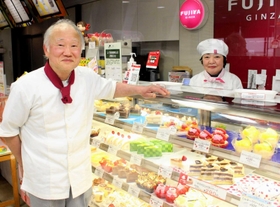 夫婦で洋菓子店を営む●谷透さん、ひとみさん＝明石市西明石南町１（注）●は「濱」の異体字