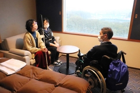 ホテルの客室の設備などを確認するツアー参加者＝明石市大明石町２