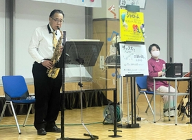 ４００回目のコンサートでサックス演奏を披露する平山賢次さん＝明石市二見町東二見