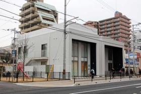 送迎保育ステーションだった建物（右）を使い、今春オープンする桜町ＣＯＣＯＲＯ保育園＝明石市桜町