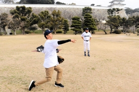 久々の練習に汗を流す高橋俊夫さん＝明石公園