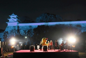 ライトアップされ、夕闇に浮かび上がった石垣＝県立明石公園