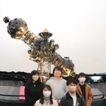 プラネタリウム投影機の前で記念撮影する佐伯雄太郎さん（後列真ん中）ら＝明石市人丸町