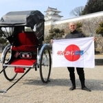 日本一周に挑戦する福浪弘和さんと人力車「福浪号」＝明石公園