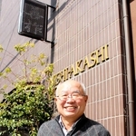 現在は娘が経営するホテル前で語る山田雅仁さん＝明石市和坂