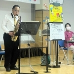 ４００回目のコンサートでサックス演奏を披露する平山賢次さん＝明石市二見町東二見