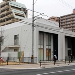 送迎保育ステーションだった建物（右）を使い、今春オープンする桜町ＣＯＣＯＲＯ保育園＝明石市桜町