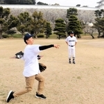 久々の練習に汗を流す高橋俊夫さん＝明石公園