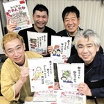 似顔絵や好きな言葉が描かれた日めくりカレンダーを手に笑顔の魚の棚商店街の店主たち＝明石市本町１