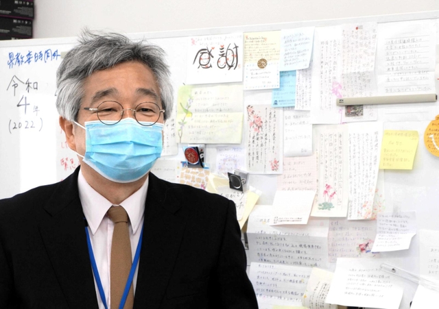 インタビューに応じるあかし保健所の浜田昌範所長。保健所には応援の手紙が届いており、「一枚一枚を読むとみんな頑張れるんです」＝明石市大久保町ゆりのき通１