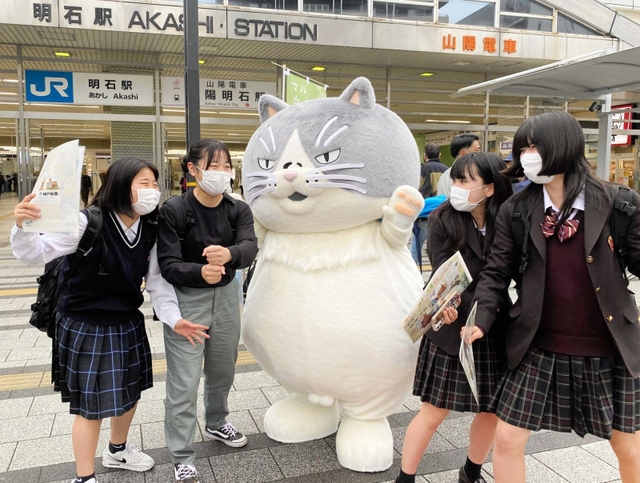 キャンペーンで記念撮影に応じるマル＝ＪＲ明石駅前（撮影・松本寿美子）