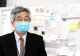インタビューに応じるあかし保健所の浜田昌範所長。保健所には応援の手紙が届いており、「一枚一枚を読むとみんな頑張れるんです」＝明石市大久保町ゆりのき通１