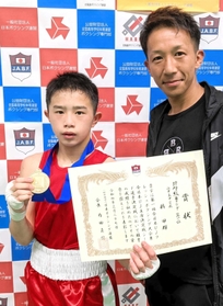 全国優勝を果たした橘甲輝さんと父直也さん＝札幌市（直也さん提供）