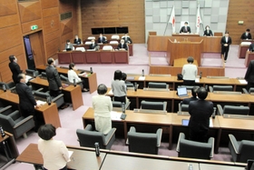 百条委員会の設置を賛成多数で可決した明石市議会＝明石市中崎１