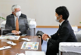協議する斎藤元彦知事（右）と泉房穂明石市長＝兵庫県庁