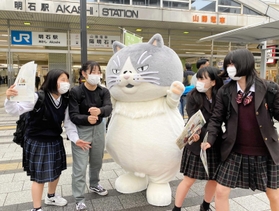 キャンペーンで記念撮影に応じるマル＝ＪＲ明石駅前（撮影・松本寿美子）