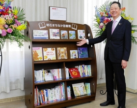 日新信用金庫の本店営業部にオープンした「明石まちなか図書館」＝明石市本町２