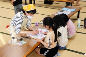 子どもに折り紙を教えるボランティア＝明石市大久保町大久保町