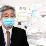 インタビューに応じるあかし保健所の浜田昌範所長。保健所には応援の手紙が届いており、「一枚一枚を読むとみんな頑張れるんです」＝明石市大久保町ゆりのき通１