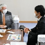 協議する斎藤元彦知事（右）と泉房穂明石市長＝兵庫県庁