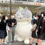 キャンペーンで記念撮影に応じるマル＝ＪＲ明石駅前（撮影・松本寿美子）