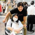 昨年７月、神戸の街で佐渡さん（右）と写真に納まる多久島さん（本人提供）