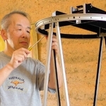手作りの望遠鏡を組み立てる天文家津村光則さん（明石市立天文科学館提供）