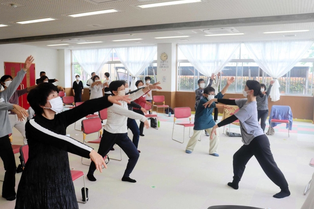バレエを取り入れた体操に励む高齢者ら＝明石市大久保町大窪