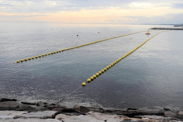 海岸に設置されたブイ＝明石市松江