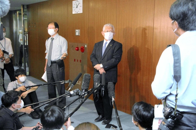 百条委員会の後、報道陣の質問に答える泉房穂市長＝明石市中崎１