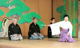 舞台で舞を披露する出演者＝明石市魚住町中尾