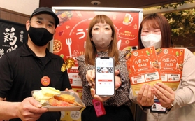 ５００円プランでは串かつ３本サービスも。「うまトクＰＡＳＳ」をＰＲする店員ら＝明石市大明石町１、ピオレ明石