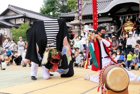 東講中の獅子舞。新調した獅子頭の初お披露目となった＝明石市大久保町大久保町