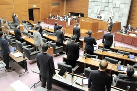 泉房穂市長から再議の要請を受け、いったん制定した条例について議決をやり直す市議会＝２月２１日、明石市中崎１