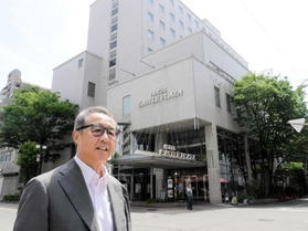 ホテルキャッスルプラザをはじめ多彩な事業を展開する成田良伸社長＝明石市松の内２