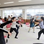バレエを取り入れた体操に励む高齢者ら＝明石市大久保町大窪