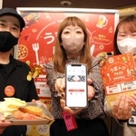 ５００円プランでは串かつ３本サービスも。「うまトクＰＡＳＳ」をＰＲする店員ら＝明石市大明石町１、ピオレ明石