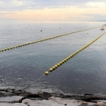 海岸に設置されたブイ＝明石市松江