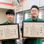 詐欺を防いだ中崎慧太さん（左）と安井啓祐さん＝明石市二見町東二見