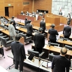 泉房穂市長から再議の要請を受け、いったん制定した条例について議決をやり直す市議会＝２月２１日、明石市中崎１