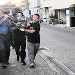住民らによって網ですくい上げられたウミガメ＝明石市本町２（読者提供）