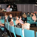 井上毅館長の解説に聞き入る参加者＝明石市人丸町
