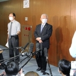 百条委員会の後、報道陣の質問に答える泉房穂市長＝明石市中崎１